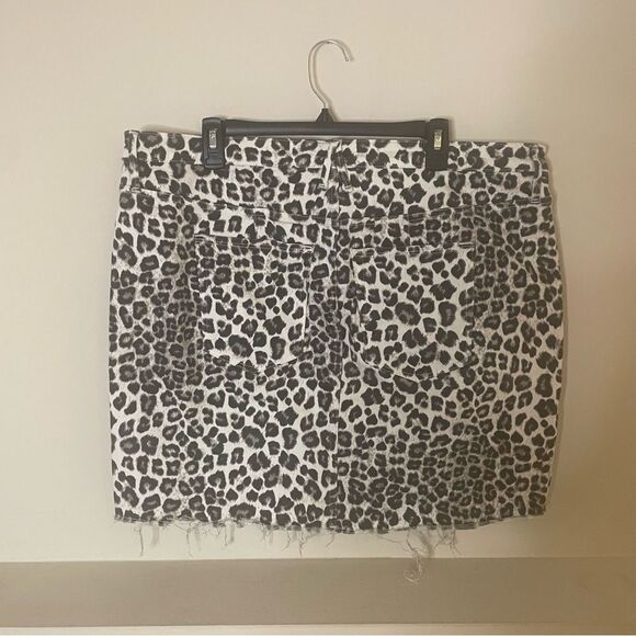 Good American Leopard Raw Hem Mini Skirt Size 18 | Curve-Hugging Statement Denim - Picture 13 of 14